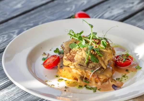 Carne de res en papas crujientes doradas con queso y tomates — Foto de Stock