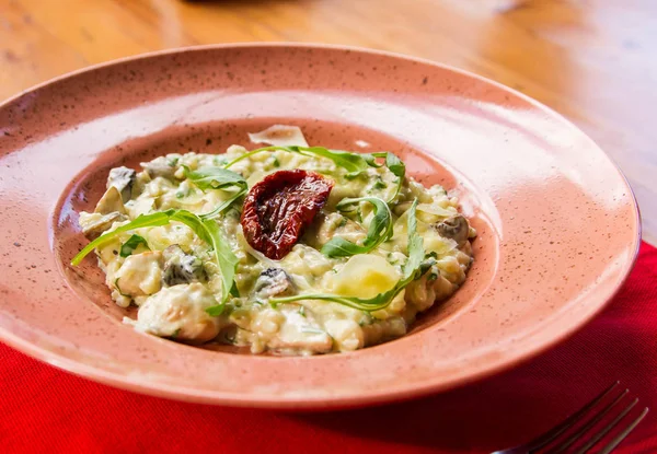 Risotto con filete de pollo, rodajas de parmesano y tomates secos — Foto de Stock