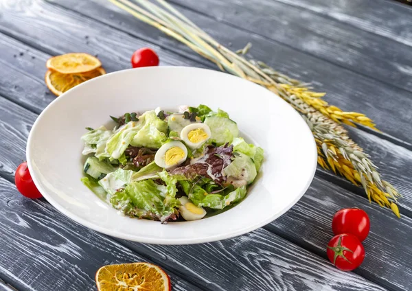 Warmer Salat mit Hühnerfilet, frischen Gurken und Champignons — Stockfoto