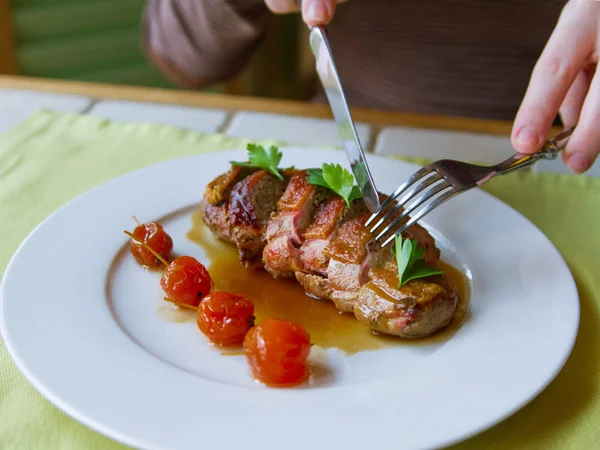 Un visitante del restaurante pincha un trozo de rollo de pato en salsa de semi-glace en un plato en la mesa _ 2 — Foto de Stock