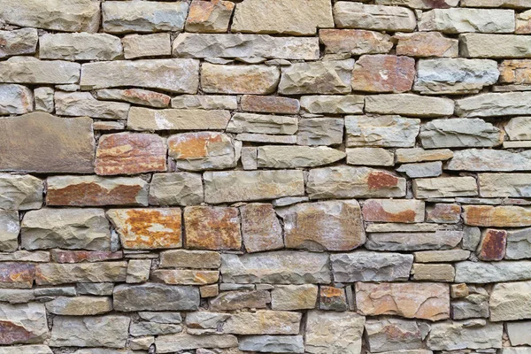 Úlomek zdi z přírodního kamene za denního světla — Stock fotografie