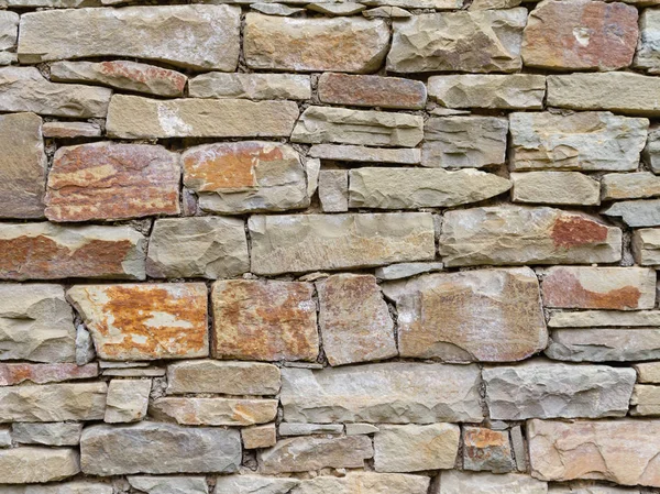 Fragment van een muur uit een natuursteen — Stockfoto