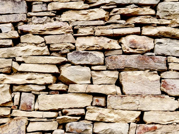 Úlomek kamenné zdiva z lehkého barevného kamene s přirozeným světlem, zblízka — Stock fotografie
