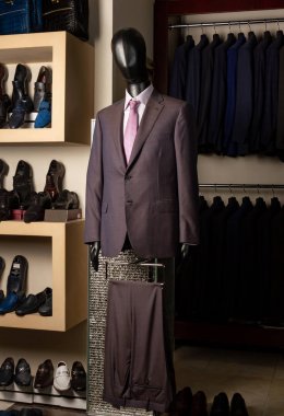 Siyah deri manken erkek klasik takım elbise gösteren