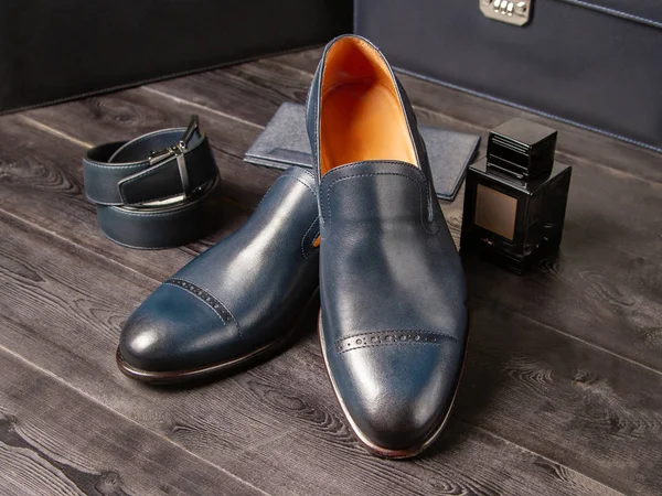 Conjunto de sapatos azuis masculinos clássicos, carteira, cinto de calças e uma garrafa de perfume masculino no fundo do calçadão — Fotografia de Stock