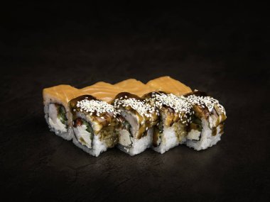 Siyah arka plan tarafı görünümünde Japon tarzında iki tip rulo mini seti