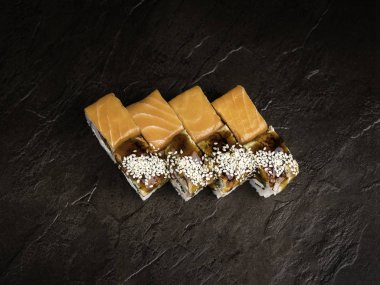 Siyah arka plan üst görünümünde Japon tarzında iki tip rulo mini seti