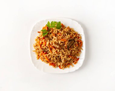 Beyaz arka plan üst görünümü üzerinde sığır eti ile pilav plaka