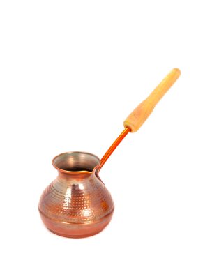 Beyaz bir arka plan üzerinde Türkçe kahve demlemek için küçük türk demliği