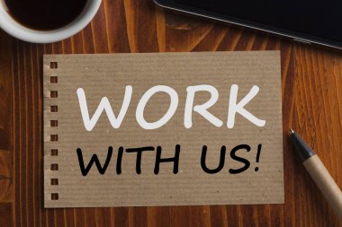 İş ile kalem, smartphone ve ahşap masa kahve ile geri dönüşümlü sayfa notta yazılı bize.