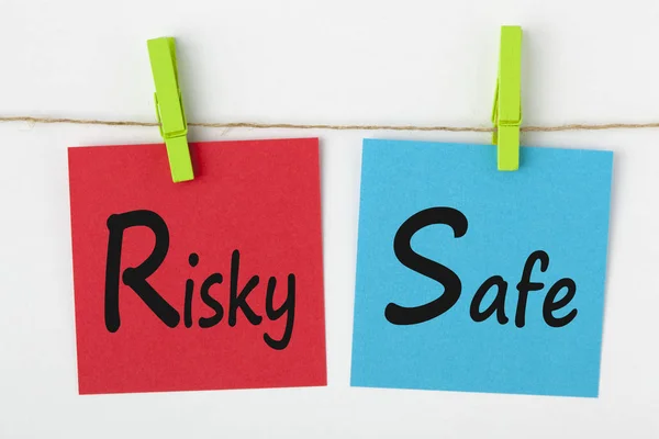 Risky Safe Escrito Notas Cor Com Beliscão Madeira Fundo Branco — Fotografia de Stock