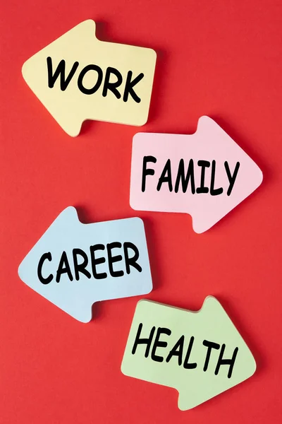 Arbeit Familie Karriere Und Gesundheit Auf Papierpfeilen Geschrieben Dilemma Work — Stockfoto