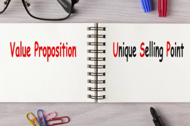 Değer Proposition vs benzersiz satış noktası (Usp) pen marker ve gözlük ile defter üzerinde yazılı. İş kavramı.