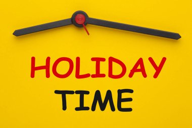  Tatil zamanı metni sarı saat. İş kavramı.