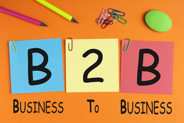 商务到商务 B2B 书面上写的彩色笔记和办公用品 缩略词业务概念 — 图库照片
