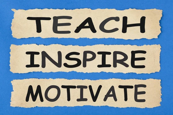 Teach Inspire Motivate Написаний Старому Рваному Папері Синьому Фоні Концепція — стокове фото