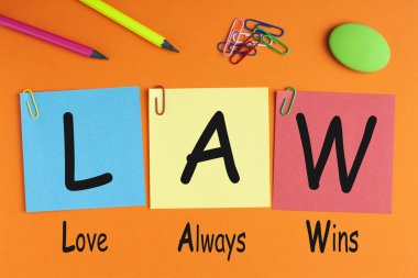 Aşk her zaman kazanır - yazılı hukuk ile renk notları ve ofis malzemeleri yazılı.