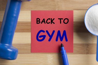 Geri Not ve kepçe yazılı spor salonuna kreatin ve dumbbell ile. Fitness motivasyon.