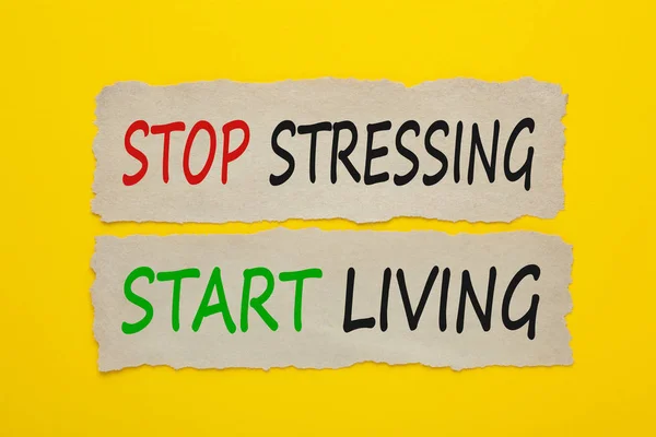 Stop Stressing Start Living Scritto Vecchia Carta Strappata Sfondo Giallo — Foto Stock