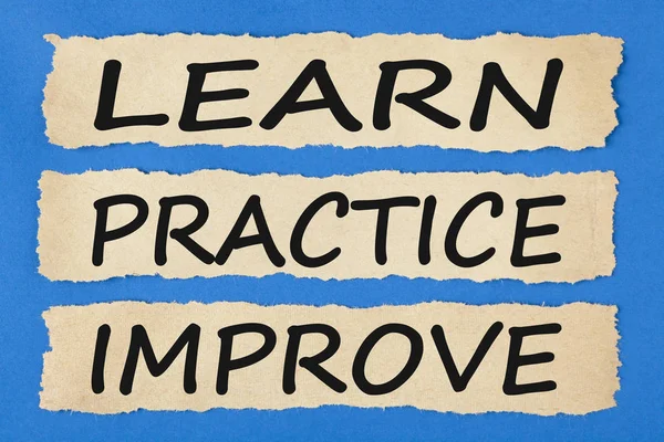 Mavi arka plan üzerinde eski yırtık kağıt üzerinde yazılı uygulama geliştirmek öğrenin. İş kavramı.