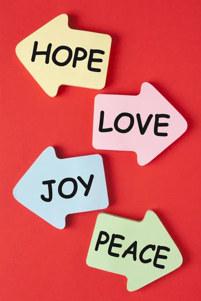 Hoop Liefde Vreugde Vrede Geschreven Pijlen Rode Achtergrond — Stockfoto
