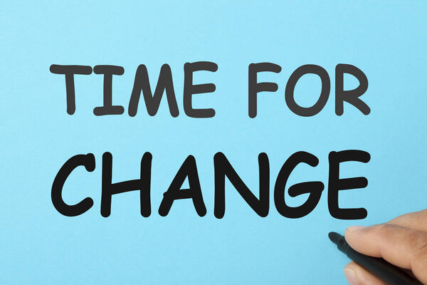 Ручная запись ВРЕМЯ ДЛЯ изменений с маркером на синем фоне. Концепция бизнеса
.