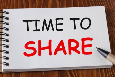 Zaman için bir kenara ahşap masa üzerine kalem ile defter üzerinde yazılı paylaşımı. İş kavramı.