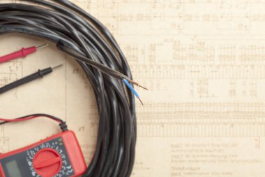 Seçici odak atlıyorlar tel kablo elektrik diyagramı arka plan üzerinde.