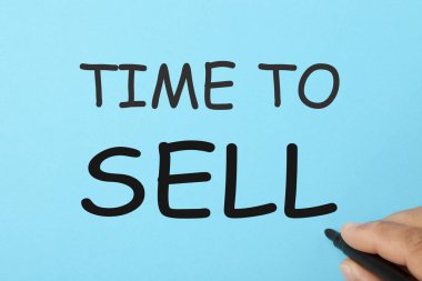 El yazısı zaman marker üzerinde mavi bir arka plan ile satılacak. İş kavramı.