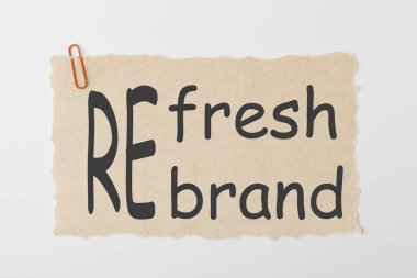 Yenileme veya yazılı eski kağıt ataç ile parçalanmış Rebrand.