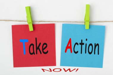 Eylem şimdi beyaz arka plan üzerinde ahşap tutam ile renk notları üzerinde yazılı al. İş kavramı.