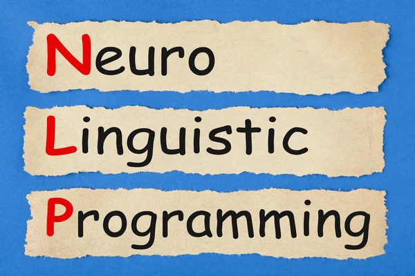Nöro-linguistik programlama (Nlp) kağıt mavi arka plan üzerinde yırtık eski yazılı. İş kavramı. 