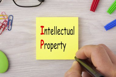 El yazısı notu pen marker ve gözlük ile fikri mülkiyet (IP). İş kavramı.