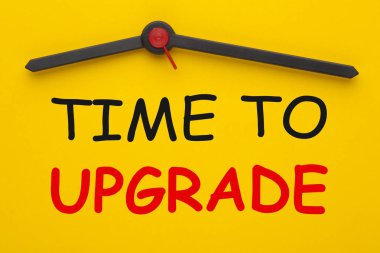 Sarı saat üzerinde yazılı yükseltme vakti. İş kavramı.