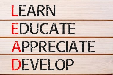 Ahşap duvar dekorasyonu üzerinde yazılı yol. Takdir geliştirmek kısaltma eğitmek kavramı öğrenmek.