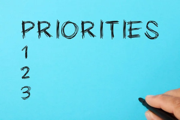 Mão Escrita Prioridades Com Marcador Fundo Azul Definir Prioridades Conceito — Fotografia de Stock