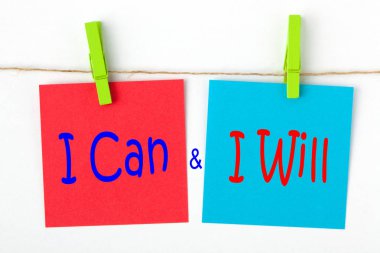 Yapabilirim ve renk notları ahşap çimdik üzerinde yazılı. Motivasyon kavramı