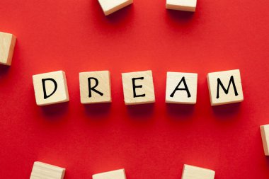 Rüya ahşap bloklar üzerinde yazılı kelime. İş kavramı.