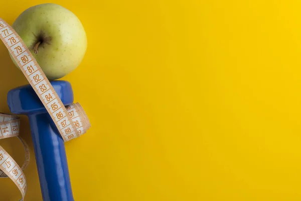 Manzana Verde Con Cinta Métrica Mancuerna Peso Sobre Fondo Amarillo —  Fotos de Stock