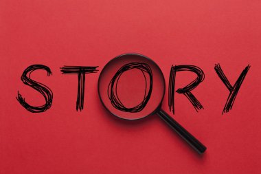 Hikaye kırmızı arka plan ve Büyüteç Camı üzerinde yazılı. İş kavramı.