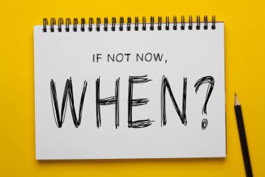 Şimdi değilse ne zaman? Not etmek üstünde kalem sarı zemin üzerine yazılmış. Motivasyon kavramı.