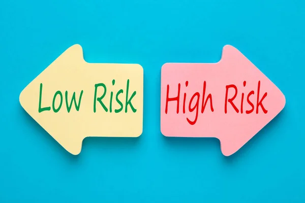 Nízké Riziko High Rizika Napsané Papíře Šipky Obchodní Koncept — Stock fotografie