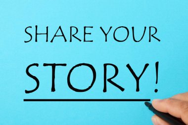 Mavi bir arka plan üzerinde payı hikayenizi yazma el.