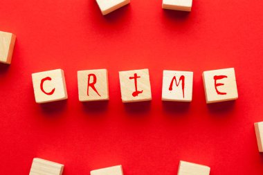 Küpleri şekil ahşap bloklar üzerinde kırmızı bir arka plan üzerinde yazılı suç kelime.