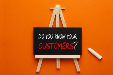 Seni biliyorum Sayın tahtaya tebeşir ile tripod üzerinde yazılı müşteriler yapmak.