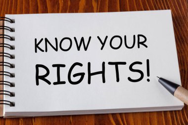 Know Your Rights kalemiyle ahşap masa üzerinde bir kenara not defteri sayfa üzerinde yazılı. İş kavramı