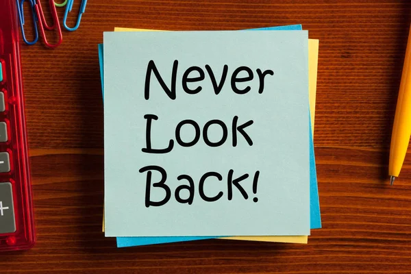 Never Look Back Écrit Sur Une Note Avec Stylo Sur — Photo