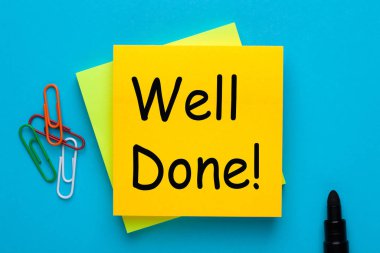 Notta yazılı marker kalem ile aferin. İşareti veya başarı ve tebrikler için Not.