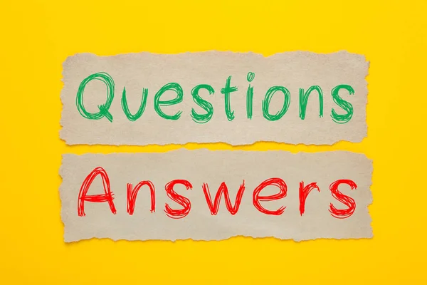 Fragen Und Antworten Auf Altem Papier Auf Gelbem Hintergrund Geschäftskonzept — Stockfoto