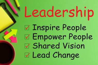 Liderlik metin mesajları, fincan kahve ve office üzerinde yeşil arka plan sağlar..